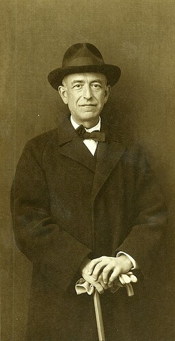 500px-Manuel_de_Falla_con_bast%C3%B3n.jpg